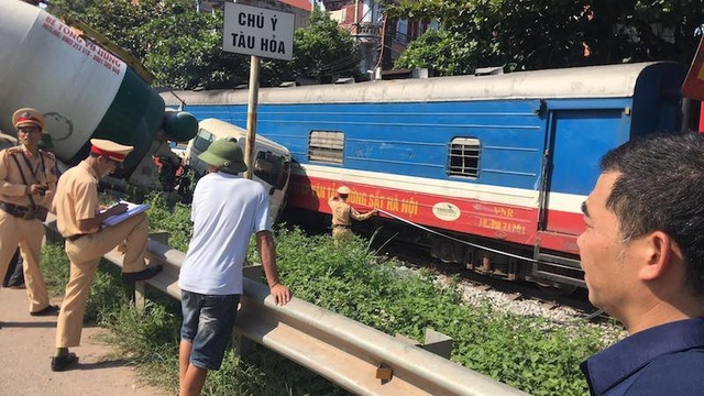 Xe trộn bê tông cố vượt ẩu bị tàu hoả húc bay! - Ảnh 10. Xe trộn bê tông cố vượt ẩu bị tàu hoả húc bay! - Ảnh 10.