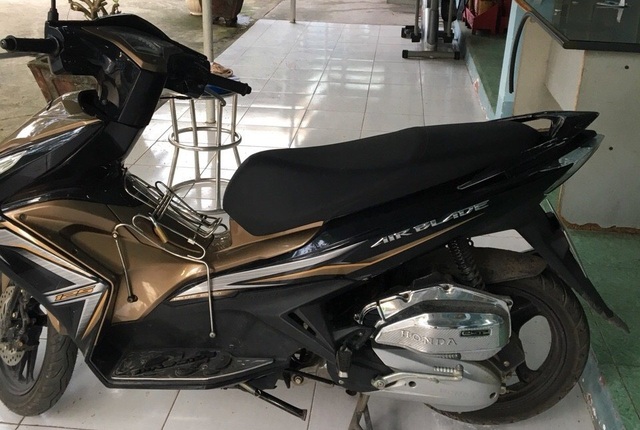 “Cựu” bảo vệ đột nhập hàng chục cửa hàng tiện lợi trộm tài sản - 4 Dụng cụ và phương tiện 2 tên trộm sử dụng gây án.