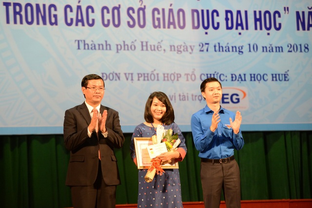 Trường ĐH Sư phạm - ĐH Huế đạt giải Nhất giải thưởng KH & CN giảng viên trẻ toàn quốc - 1
TS. Nguyễn Thị Kim Ngân - khoa Ngữ văn trường ĐH Sư phạm - ĐH Huế nhận giải Nhất