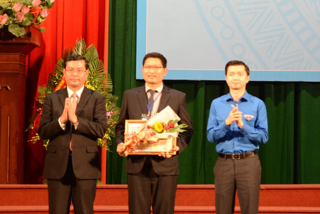 Trường ĐH Sư phạm - ĐH Huế đạt giải Nhất giải thưởng KH & CN giảng viên trẻ toàn quốc - 2
TS. Trần Viết Nhân Hào - khoa Vật lý nhà trường cùng nhận giải Nhất giải thưởng KH&CN giảng viên trẻ toàn quốc 2018