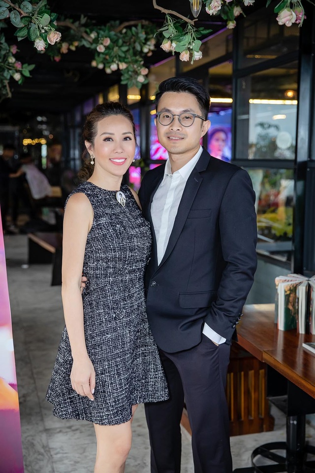 Hoa hậu Thu Hoài: “Cảm giác lo sợ khi bị bạo hành vẫm ám ảnh tôi rõ mồn một” - 2 Thu Hoài và bạn trai trong buổi ra mắt sách Đàn bà phố thị ở Hà Nội.