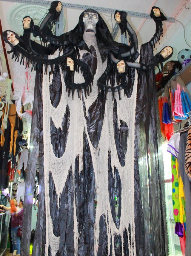 Độc lạ sắc màu Halloween ở Đà Nẵng - 6 Nhiều món đồ độc, lạ