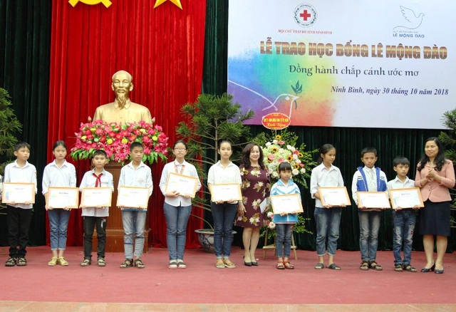 Trao hơn 100 suất học bổng cho học trò nghèo vượt khó học giỏi - 1 Lễ trao học bổng cho học sinh nghèo vượt khó tại Ninh Bình.
