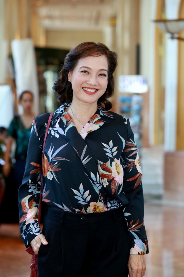 NSND Lê Khanh vào vai bà vợ tưng tửng sau 10 năm vắng bóng màn ảnh - 1 NSND Lê Khanh gây bất ngờ khi xuất hiện với một phong cách cực kỳ trẻ trung và hiện đại trong buổi họp báo phim.