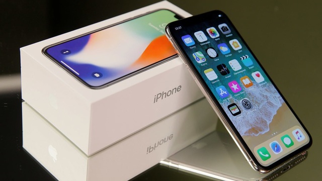 iPhone X vững giá trong bối cảnh có nhiều smartphone đổ bộ thị trường Việt Nam trong những tháng cuối năm.