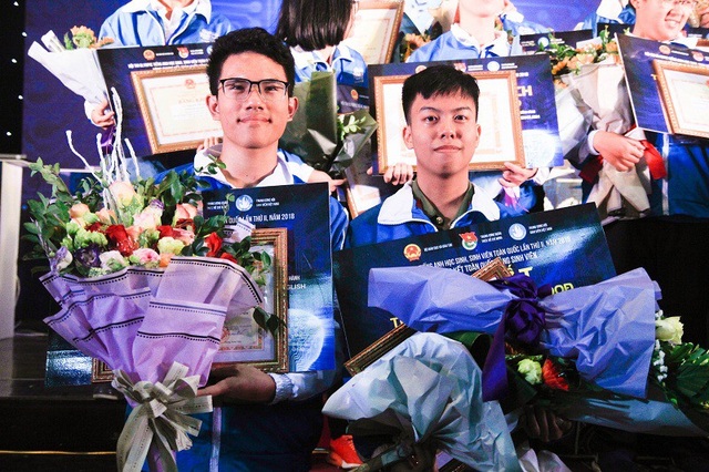 Thành tích ấn tượng của nam sinh giành giải Nhất Olympic tiếng Anh sinh viên - 1 Hồng Đăng (bên phải) đứng trên bục vinh quang nhận giải Nhất chung cuộc Hội thi Olympic tiếng Anh lần thứ 2