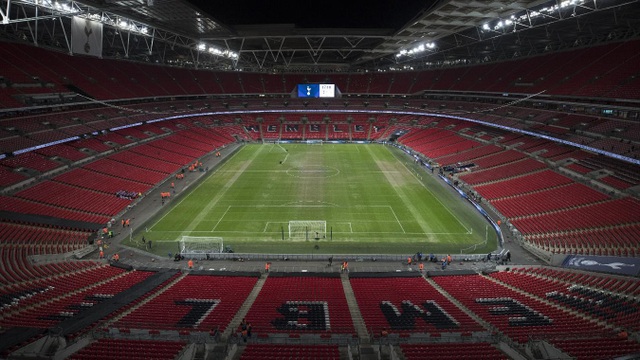 Nhìn lại chiến thắng của Man City trước Tottenham - 1
Wembley trước giờ bóng lăn. Vẫn dễ dàng nhận ra những dấu vết còn sót lại từ một trận đấu bầu dục. Do sân White Hart Lane chưa thể khai thác nên Tottenham vẫn phải thi đấu nhờ ở Wembley