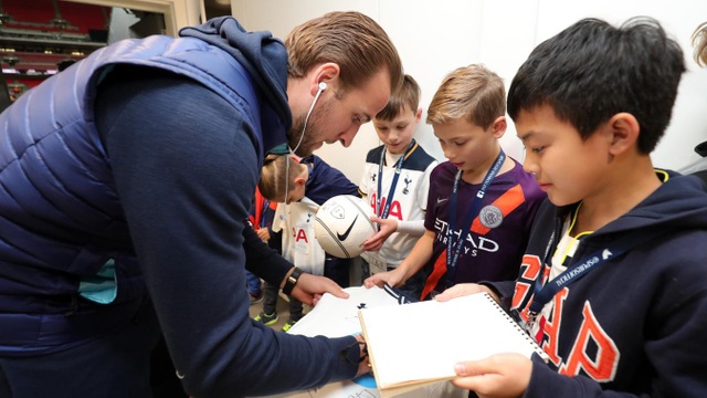 Nhìn lại chiến thắng của Man City trước Tottenham - 2
Kane cho chữ ký người hâm mộ, tiền đạo người Anh vẫn đang là mũi nhọn nguy hiểm nhất bên phía Tottenham