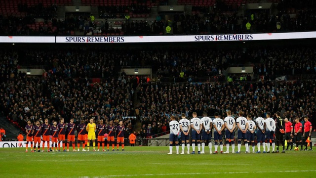Nhìn lại chiến thắng của Man City trước Tottenham - 5
Hai đội dành phút mặc niệm trước khi bước vào trận đấu