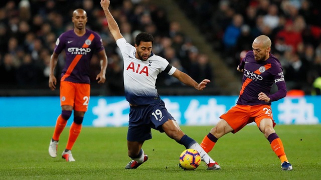 Nhìn lại chiến thắng của Man City trước Tottenham - 6
Pha tranh bóng giữa Demble và Silva, hai tiền vệ trung tâm của hai đội