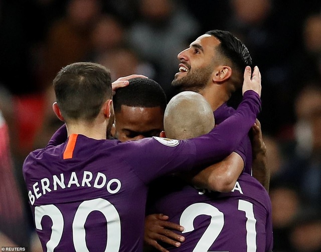 Tottenham 0-1 Man City: Dấu ấn của Mahrez - 2
Mahrez ăn mừng bàn thắng mở tỉ số cùng các đồng đội