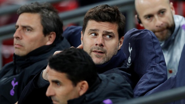 Nhìn lại chiến thắng của Man City trước Tottenham - 7
Pochettino tự tin ngồi ở khu vực kỹ thuật của Tottenham, đội bóng của ông chưa có được phong độ thuyết phục ở mùa giải năm nay