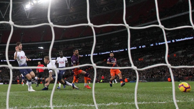 Nhìn lại chiến thắng của Man City trước Tottenham - 8
Ngay phút thứ 6, Mahrez đã nhanh chân sút tung lưới của đội chủ nhà mở tỉ số trận đấu