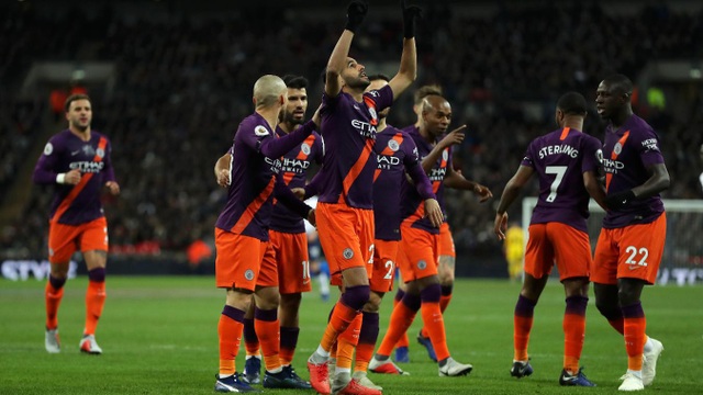 Nhìn lại chiến thắng của Man City trước Tottenham - 9
Mahrez dành bàn thắng để tưởng nhớ tới Chủ tịch Leicester, người vừa qua đời vì tai nạn máy bay cuối tuần qua