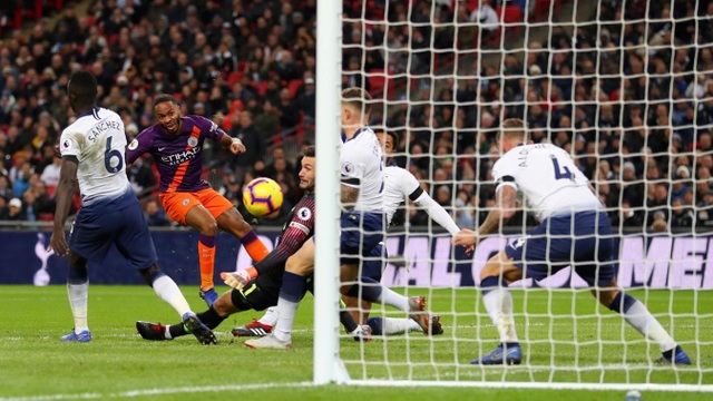 Nhìn lại chiến thắng của Man City trước Tottenham - 13
Cú dứt điểm không thành của Sterling, những mẫu cầu thủ nhanh nhẹn như Sterling bên phía Man City đã có dất diễn trước hàng thủ cao to của Tottenham
