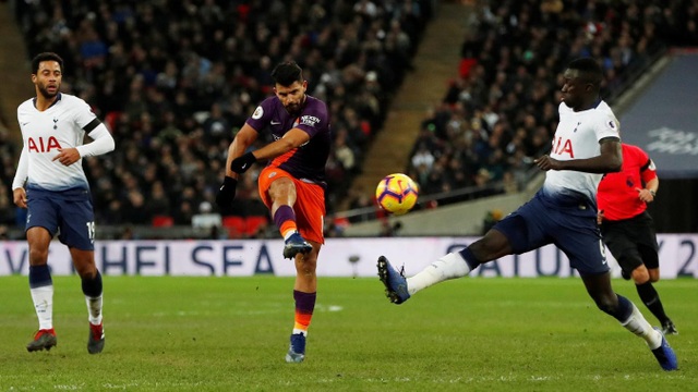 Nhìn lại chiến thắng của Man City trước Tottenham - 14
Pha dứt điểm không thành công của Aguero, thi đấu mờ nhạt khiến tiền đạo người Argentina phải rời sân ở giữa hiệp hai