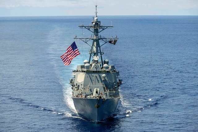 Mỹ tuyên bố tiếp tục tuần tra Biển Đông - 2
Tàu khu trục mang tên lửa dẫn đường USS Kidd (DDG 100) của Hải quân Mỹ di chuyển trên Biển Đông. (Ảnh: US Navy)
