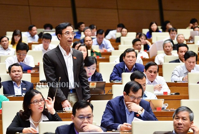 Bộ trưởng Văn hoá: Đạo đức xuống cấp xuất phát từ kinh tế - 2
Đại biểu Nguyễn Quang Tuấn tranh luận lại quan điểm của Bộ trưởng Văn hoá rằng xuống cấp đạo đức, cái gốc vẫn là do kinh tế.