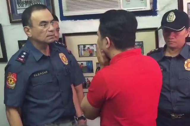 Đoạn video hé lộ mảng tối trong cuộc chiến chống ma túy tại Philippines - 1
Cảnh sát trưởng Guillermo Eleazar đã giận dữ mắng viên cảnh sát Valencia vì hành vi cưỡng hiếp. (Ảnh: MB)
