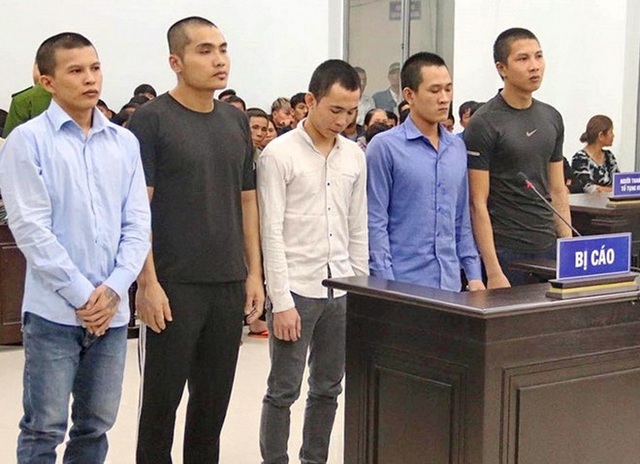 Bị cáo Nguyễn Bá Luân (thứ hai từ trái sang) cùng 4 bị cáo đồng phạm trong vụ án
