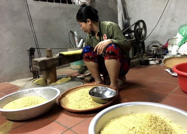Nhà không tấc ruộng: Ngày giã 2 tạ thóc, 2 tháng thu 500 triệu đồng - 2
Một ngày chị Huyền giã hết 2 tạ thóc để làm cốm cho đủ với lượng khách đã đặt hàng