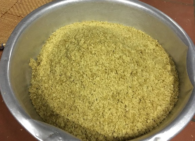 Nhà không tấc ruộng: Ngày giã 2 tạ thóc, 2 tháng thu 500 triệu đồng - 3
Mỗi ngày làm 50kg cốm tươi, sau 2 tháng ròng chị Huyền thu lãi hàng trăm triệu đồng
