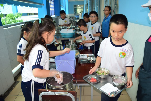 Cải thiện dinh dưỡng cho học sinh tiểu học Sơn La - 3 Các em học sinh trường tiểu học Hồ Văn Cường (Q. Tân Phú – TP. HCM) cùng chuẩn bị bữa trưa với thực đơn được chuẩn bị bằng phần mềm.