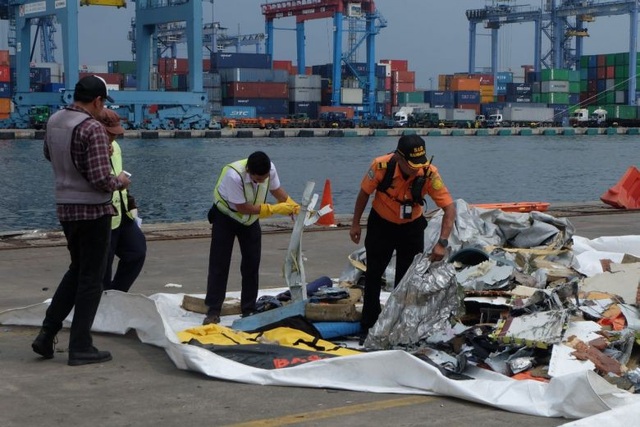 Indonesia sử dụng công nghệ tiên tiến truy tìm máy bay chở 189 người gặp nạn - 1 Phần hành lý hành khách và mảnh vỡ máy bay được tìm thấy (Ảnh: ST)