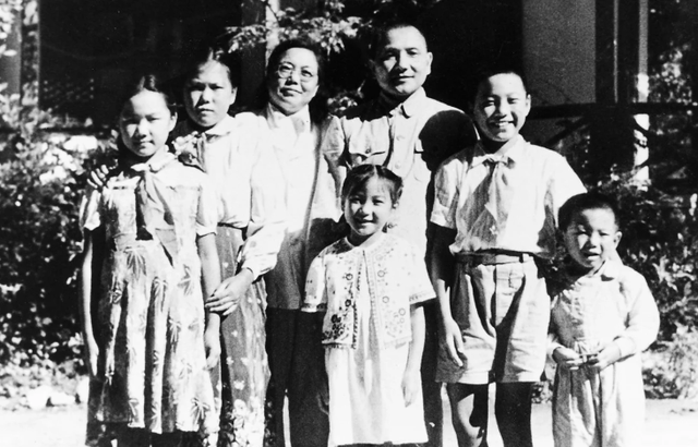 Con trai ông Đặng Tiểu Bình: “Trung Quốc nên biết mình đang ở đâu” - 2 Ông Đặng Phác Phương (thứ hai từ phải sang) chụp ảnh cùng cha mẹ hồi nhỏ. (Ảnh: SCMP)