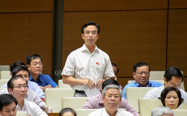 Vụ đổi 100 đô, Chủ tịch Quốc hội yêu cầu "sửa quy định cho dân nhờ" - 1
Đại biểu Ngô Quang Tuấn chất vấn tại hội trường