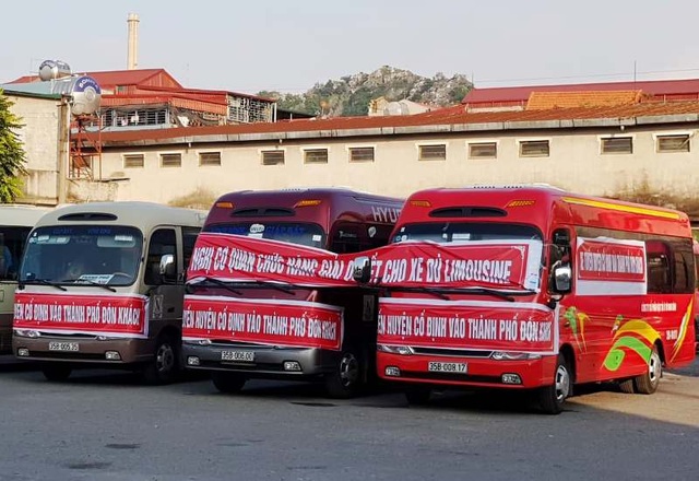 
Hàng loạt xe khách căng băng rôn phản đối loại hình xe Limosine và xe khách tuyến huyện hoạt động đón trả khách trên địa bàn thành phố Ninh Bình.
