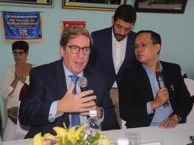 Đoàn EC ủng hộ gỡ “thẻ vàng” thủy sản Việt Nam - 1 Trưởng đoàn Nghị viện châu Âu (EC) Mato Gabriel đánh giá cao nỗ lực gỡ thẻ vàng thủy sản của Việt Nam.
