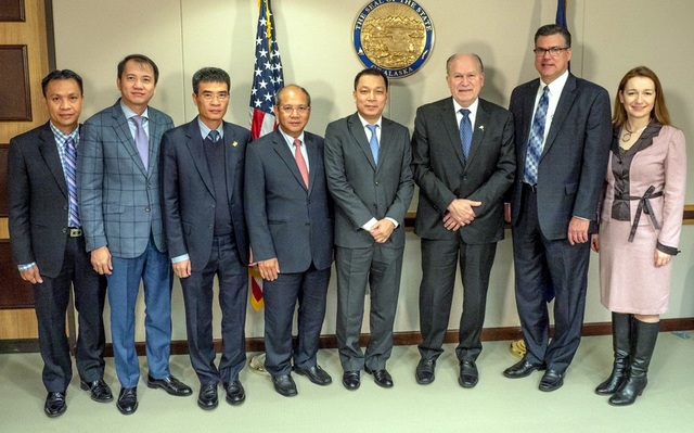 Lãnh đạo Bộ Công Thương, Chính quyền Bang Alaska, Tập đoàn Dầu khí Việt Nam, PV GAS và AGDC chụp hình kỷ niệm trong chuyến công tác 