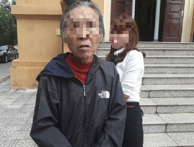 Bà Nguyễn Thị H., (73 tuổi) lầm lũi đến dự phiên tòa xét xử đứa con trai mang tội giết người.