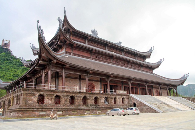 Toàn cảnh ngôi chùa rộng lớn nơi sẽ diễn ra đại lễ Phật đản Vesak 2019 - 7
Theo truyền thuyết được nhân dân kể lại, ngày xưa có 7 vì sao sáng sa xuống vùng Tam Chúc chính là 7 nàng tiên của nhà trời xuống trần thế ngao du. Khi thấy cảnhTam Chúc “sơn thủy, hữu tình”, “tả thanh long, hữu bạch hổ” thì các nàng tiên quên đường về. Nhà trời đã sáu lần mang binh khí (chuông) xuống để gọi các nàng về nhưng lần nào cũng vô ích.