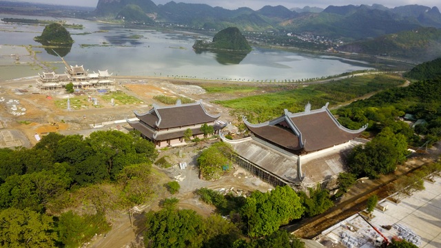 Toàn cảnh ngôi chùa rộng lớn nơi sẽ diễn ra đại lễ Phật đản Vesak 2019 - 3
Trên trục thần đạo Chùa Tam Chúc có Chùa Ngọc, Điện Tam Thế, Điện Pháp Chủ, Điện Quan Âm, Cổng Tam Quan...