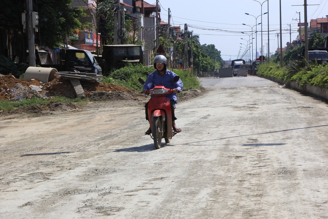 Cận cảnh con đường hơn 200 tỷ, dài 2km, thi công 7 năm... vẫn còn dang dở - 8 Ông Phùng Văn Phúc - Chủ tịch UBND phường Trung Sơn Trầm, thừa nhận: Dự án đường được triển khai từ tháng 6 năm 2011 đến nay đã được hơn 7 năm nhưng chưa hoàn thành là do khó khăn trong công tác giải phóng mặt bằng...