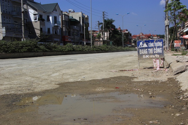 Cận cảnh con đường hơn 200 tỷ, dài 2km, thi công 7 năm... vẫn còn dang dở - 4 Mặc dù đã qua 7 năm thi công tuyến đường hơn 2km này nhưng hiện tại con đường vẫn chưa được hoàn thiện xong.