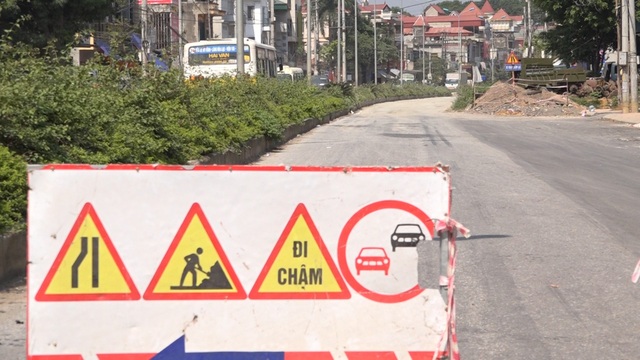Cận cảnh con đường hơn 200 tỷ, dài 2km, thi công 7 năm... vẫn còn dang dở - 12 Hiện công trình cải tạo nâng cấp tuyến đường hơn 200 tỷ này vẫn đang được thi công nhưng tốc độ rất chậm và còn phụ thuộc vào việc giải quyết đền bù đất đai cho người dân ở hai bên đường.