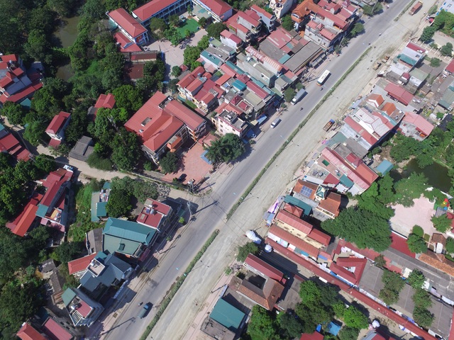 Cận cảnh con đường hơn 200 tỷ, dài 2km, thi công 7 năm... vẫn còn dang dở - 9 ... vì cho đến nay vẫn còn 8 hộ với 10 dải đất chưa được giải quyết được việc đền bù thỏa đáng, do liên quan tới những chính sách, bản đồ chỉ giới từ năm 2013, ông Phúc cho biết.