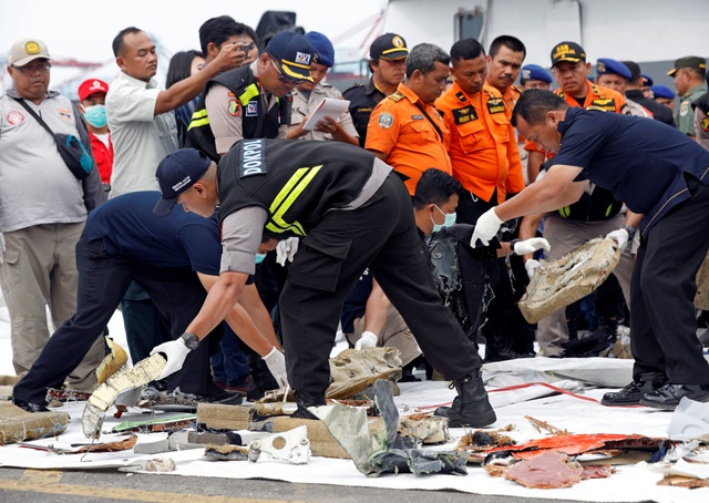 2 ngày sau thảm kịch máy bay rơi: Indonesia vớt được 34 túi thi thể - 6
Một nhóm gồm 3 chuyên gia từ Cơ quan Điều tra An toàn Giao thông Singapore đã tới thủ đô Jakarta, Indonesia vào chiều 29/10, mang theo thiết bị định vị dưới nước để hỗ trợ chiến dịch tìm kiếm máy bay của Indonesia.