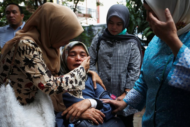 2 ngày sau thảm kịch máy bay rơi: Indonesia vớt được 34 túi thi thể - 10
Hơn 130 người thân của các nạn nhân đã cung cấp mẫu ADN để hỗ trợ các nhà chức trách xác định danh tính những người đã thiệt mạng.