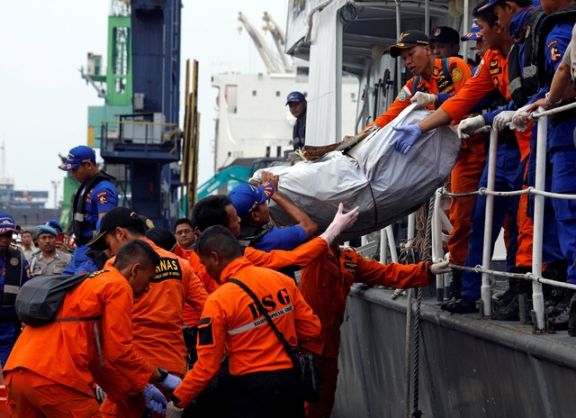 2 ngày sau thảm kịch máy bay rơi: Indonesia vớt được 34 túi thi thể - 1
Cuộc tìm kiếm các nạn nhân trên chuyến bay mang số hiệu JT610 của hãng hàng không Lion Air rơi ở ngoài khơi vùng biển Karawang, Tây Java, Indonesia vào sáng 29/10 đã kéo dài sang ngày thứ hai và nhiều thi thể đã được tìm thấy.