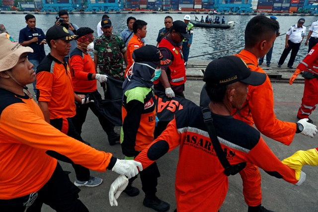 2 ngày sau thảm kịch máy bay rơi: Indonesia vớt được 34 túi thi thể - 2
Các túi vật thể sẽ được chuyển tới bệnh viện Cảnh sát ở Đông Jakarta và chờ nhóm chuyên gia phân tích ADN xác định danh tính các nạn nhân.