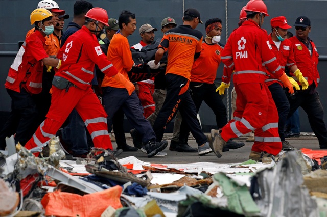 2 ngày sau thảm kịch máy bay rơi: Indonesia vớt được 34 túi thi thể - 7
“Chúng tôi đang tìm kiếm thân máy bay. Thông thường hộp đen sẽ nằm cách không xa thân máy bay. Chúng tôi sử dụng máy dò nhưng chưa phát hiện bất kỳ dấu hiệu nào của một vật thể lớn dưới đáy biển”, ông Syaugi nói với các phóng viên.