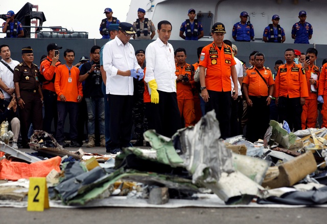 2 ngày sau thảm kịch máy bay rơi: Indonesia vớt được 34 túi thi thể - 11
Tổng thống Indonesia Joko Widodo đã tới trực tiếp tới cảng Tanjung Prio ở Jakarta, nơi tập kết các thi thể và vật dụng từ máy bay rơi, để chỉ đạo công tác tìm kiếm cứu hộ.