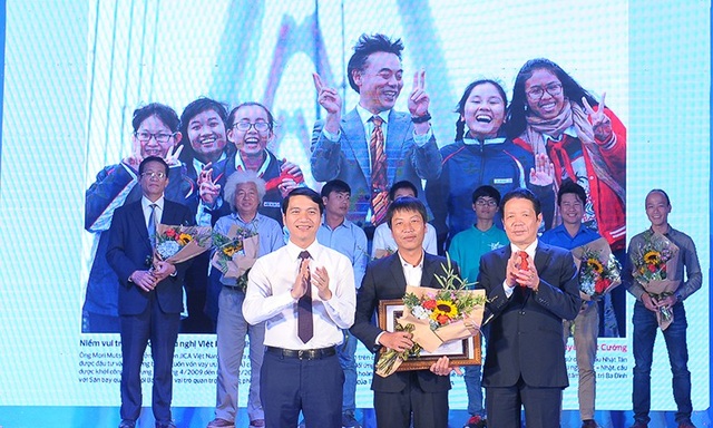 Triển lãm ảnh Tuổi trẻ Việt Nam - Nhật Bản - 2 Trao giải Nhất cuộc thi ảnh Tuổi trẻ Việt Nam – Nhật Bản chung tay xây đắp tình hữu nghị Việt – Nhật”