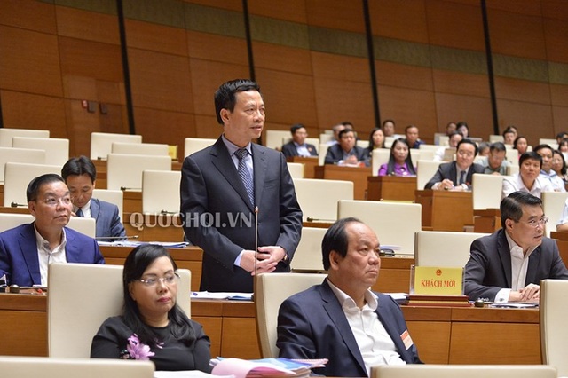 Tân Bộ trưởng TT-TT: “Chiến trường” mạng xã hội không còn ảo, không thể bỏ trống! - 1 Bộ trưởng TT-TT Nguyễn Mạnh Hùng trả lời chất vấn của đại biểu Quốc hội tại hội trường
