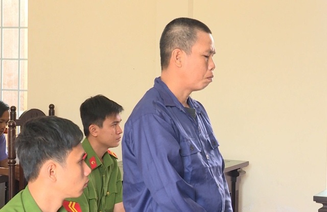 Gã dượng rể đồi bại làm cháu gái sinh con lãnh án - 1
Bị cáo Phát tại tòa