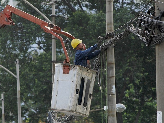 Thuế bỗng nhiên tăng vì… nghị định! - 1
Các doanh nghiệp đề nghị Bộ Tài chính xem xét, sửa đổi những bất hợp lý tại Nghị định 20. Trong ảnh: Điện lực là một trong những ngành chịu ảnh hưởng của Nghị định 20/2017. Ảnh: Hoàng Giang